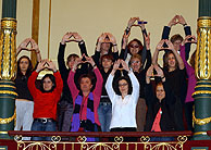 Representantes de asociaciones de mujeres forman con sus manos el símbolo del femenismo durante el Pleno del Congreso. (Foto: EFE)