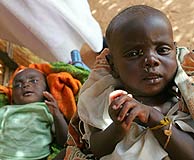 Miles de nios sufren las consecuencias del hambre y la violencia en Darfur. (Foto: Cris Bouroncle)