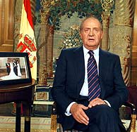 Don Juan Carlos, durante la emisión de su mensaje navideño. (EFE)