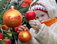 Una nia ucraniana decora un rbol de Navidad con los colores de la oposicin. (REUTERS)