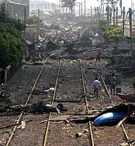 Varias personas observan una vía de tren destruida en Sri Lanka. (Foto: EFE)VEA MÁS IMÁGENES