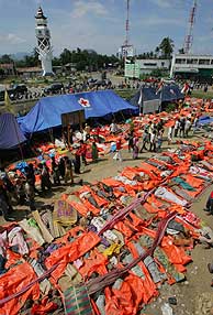 Filas de cadáveres en Banda Aceh. (Foto: REUTERS)