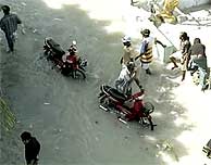 Imagen de televisión de los residentes de una de las islas tratando de desplazarse por la ciudad. (Foto: AP)