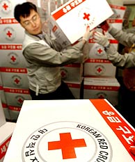 Un miembro de Cruz Roja en Corea del Sur prepara los paquetes de ayuda a Asia. (Foto: REUTERS)