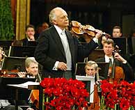 Maazel retomó el violín para interpretar un solo. (Foto: AFP)