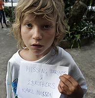 Un niño sueco busca a su familia en la isla de Phi Phi, en Tailandia. (AP)