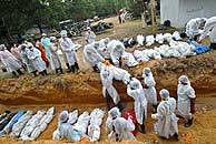 Decenas de cadveres esperan ser enterrados en el cementerio de Khao Lak (Tailandia) (Foto: EFE)