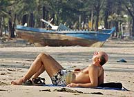 Un turista toma el sol en la playa de Phuket, en Tailandia. (Foto: REUTERS)