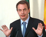 Zapatero, en su comparecencia ante los medios en Sevilla. (Foto: EFE)