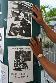 Carteles con la foto de Laura Rodrguez (arriba) y Jorge Balboa, dos espaoles desaparecidos en Tailandia, en el exterior de un hospital de Phuket. (Foto: EFE)