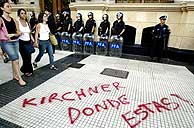 Los manifestantes y la polica, delante de una pintada que critica al presidente argentino, Nstor Kirchner. (Foto: Reuters)