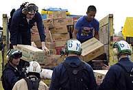 Miembros del Ejrcito de EEUU y de una misin humanitaria recogen suministros de un camin en Sumatra. (Foto: EFE)