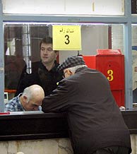 Un palestino espera en una oficina de Correos para votar. (Foto: REUTERS)