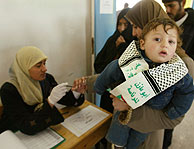 Una mujer palestina es marcada con tinta despus de votar en Gaza. (Foto: REUTERS)