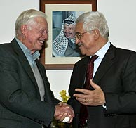 Abu Mazen recibe la felicitacin del ex presidente de EEUU y observador de los comicios, Jimmy Carter. (Foto: AP)