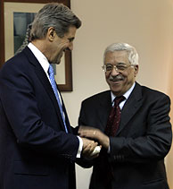 Abu Mazen recibe las felicitaciones de Kerry, que ejerci de observador en los comicios. (Foto: EFE)