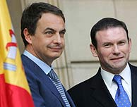 Zapatero (izda.) e Ibarretxe, en las puertas de La Moncloa. (Foto: AFP)