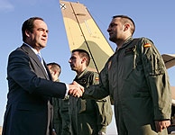 El Ministro de Defensa, Jos Bono, despidi al contingente en la base de Getafe. (EFE)