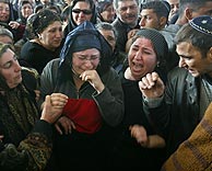 Una familia israelí llora a uno de los fallecidos en el ataque suicida. (AP)