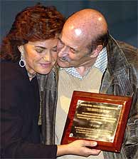 Agustn Gonzlez recibe una placa de la ministra de Cultura, Carmen Calvo, durante un reciente homenaje. (Foto: EFE)