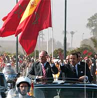 Don Juan Carlos (izda.) y Mohamed VI saludan en Marrakech. (Foto: EFE)