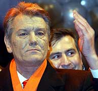 Yushchenko saluda a sus electores. (Foto: AP)