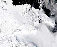 Imagen tomada ayer por la NASA del iceberg acercndonse al glaciar. (AP)