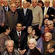 Zapatero, con los 'nios de la guerra' de Mosc, en diciembre pasado. (Foto: EFE)