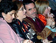 Aznar, con la viuda y la hermana de Ordoez, y con San Gil. (Foto: EFE)