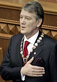 Yushchenko, en el momento de la jura. (Foto: AP)