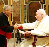 Rouco Varela y el Papa en un momento de su encuentro. (Foto: EFE)