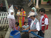 La Cruz Roja Espaola reparte 250.000 litros de agua diarios. (Foto: CRE)
