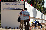 Unos turistas lloran frente al monumento a las vctimas colocado en Khao Lak, en Tailandia. (Foto: AFP)