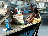 Un pescador contempla los barcos destruidos en Nagapattinam. (Foto: AFP)