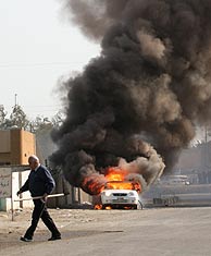 Explosin de un coche bomba en Bagdad. (Foto: AP)