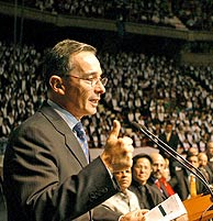 Uribe, mientras anunciaba el fin de la crisis. (Foto: AFP)