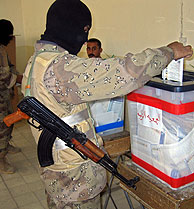 Un soldado iraqu vota en Bagadad. (Foto: EFE)