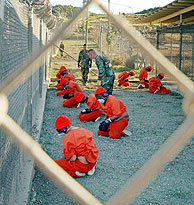 Un grupo de detenidos sometido a privacin sensorial en el campo de prisioneros de Guantnamo. (Foto: AP)