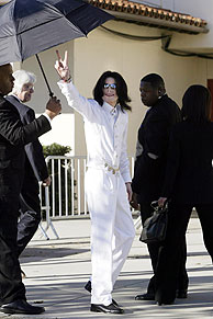 Michael Jackson a su llegada ante el tribunal. (Foto: AFP)