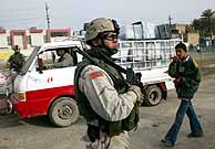 Un soldado de EEUU vigila en Bagdad. (Foto: AP)