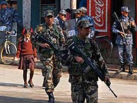 Soldados nepalíes cerca del palacio real en Katmandú. (Foto: AP)