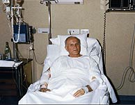 Juan Pablo II en el hospital durante el atentado que sufrió en 1981. (Foto: AP)