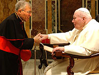 Rouco Varela, uno de los nombres que suena como papable, con Juan Pablo II. (Foto: AP)