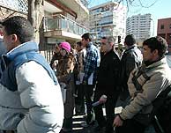 Decenas de inmigrantes hacan cola esta semana frente a la embajada de Marruecos en Madrid. (Foto: Javi Martnez)