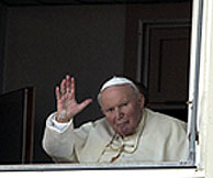 Juan Pablo II bendice a los fieles de su habitacin del hospital. (Foto: REUTERS)