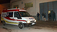 Una ambulancia espera en Todolella. (Foto: EFE)