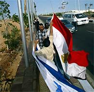Operarios egipcios visten las calles de Sharm el Sheij con banderas. (Foto: EFE)
