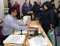 Inmigrantes y contratadores pasaron por las 160 oficinas de la Seguridad Social. (Foto: EFE)