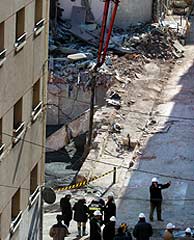Vista del socavn que ha obligado a derribar varios edificios. (Foto: EFE)