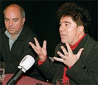Pedro y Agustín Almodóvar en una imagen de archivo. (Foto: EFE)